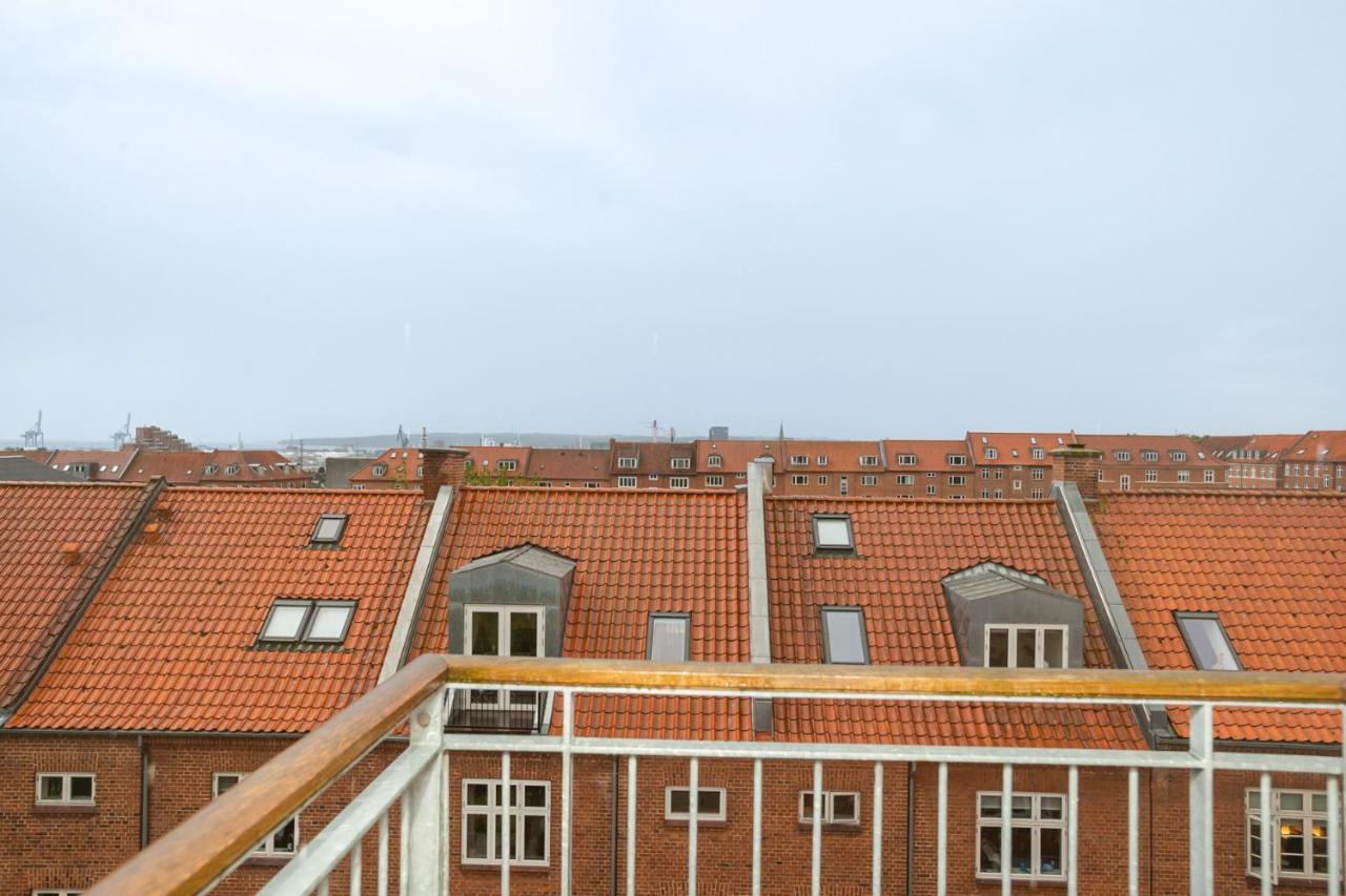 Come Stay In Penthouse With Room For 2-People Århus Exteriör bild